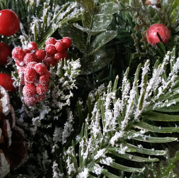 14" Christmas Wreath Handmade Cranberry, Pinecone Christmas - Picture 6 of 8